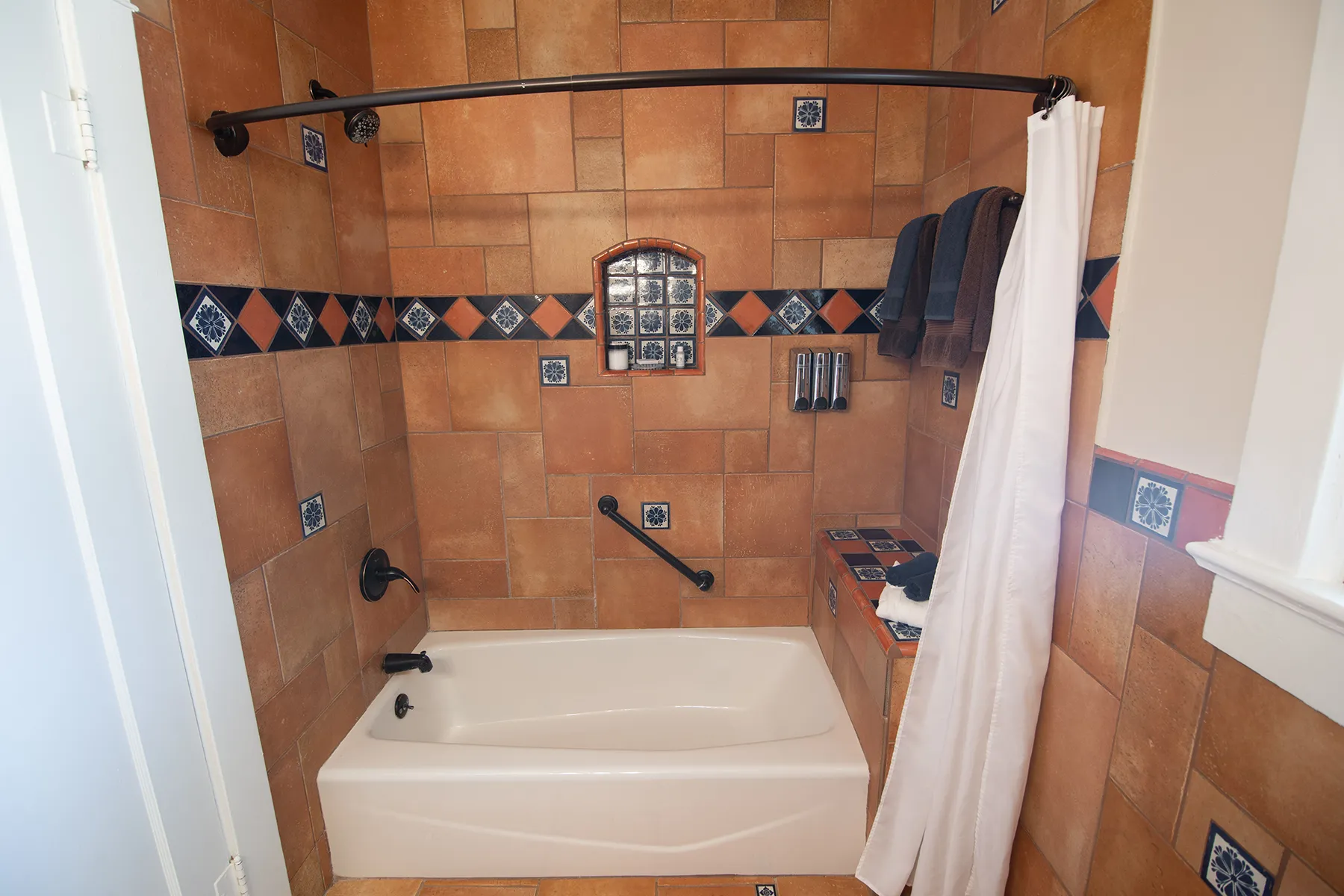 cottage-1-room-11-bathroom-1